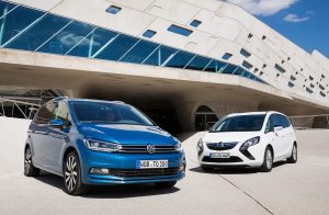 Опель Зафира Турер (Opel Zafira Tourer) P12 или Фольксваген Шаран (VW Sharan) 7N1: какой семейный минивэн лучше купить?